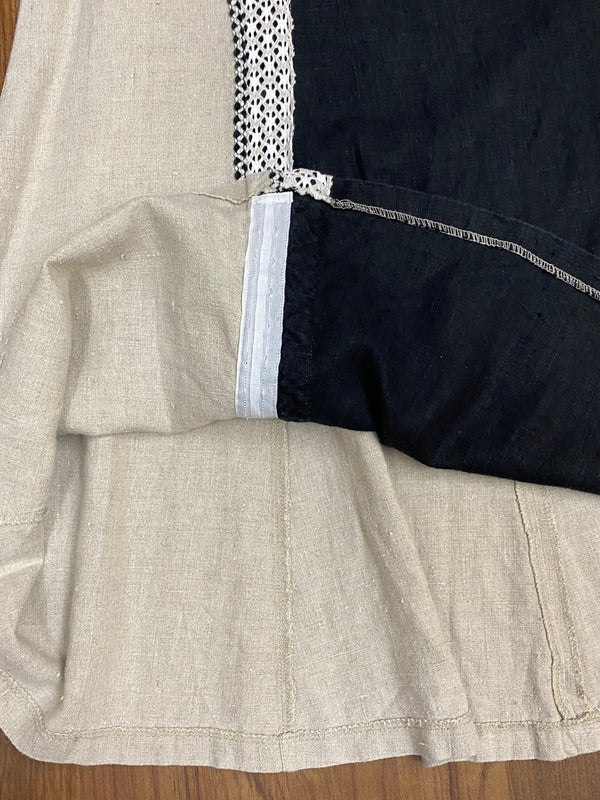 „Innenansicht des Trachtenrocks mit Leinenstruktur und Spitzenbesatz“
