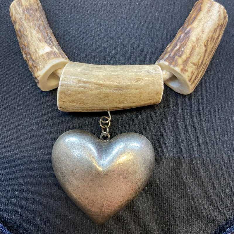 Trachtenkette mit Holzperlen und Herzanhänger