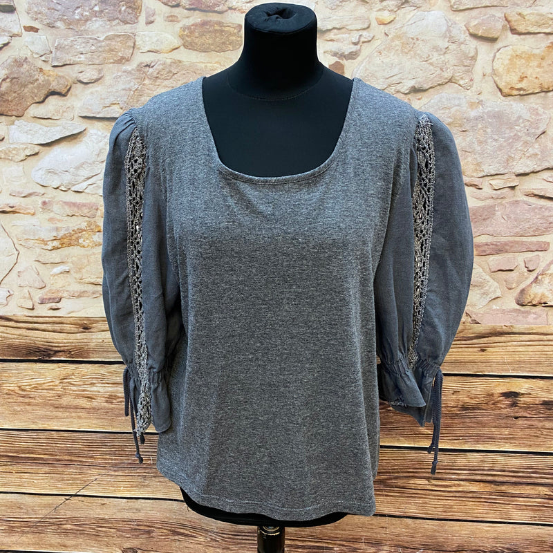 Graues Trachtenshirt mit Spitzendetails, Größe 42
