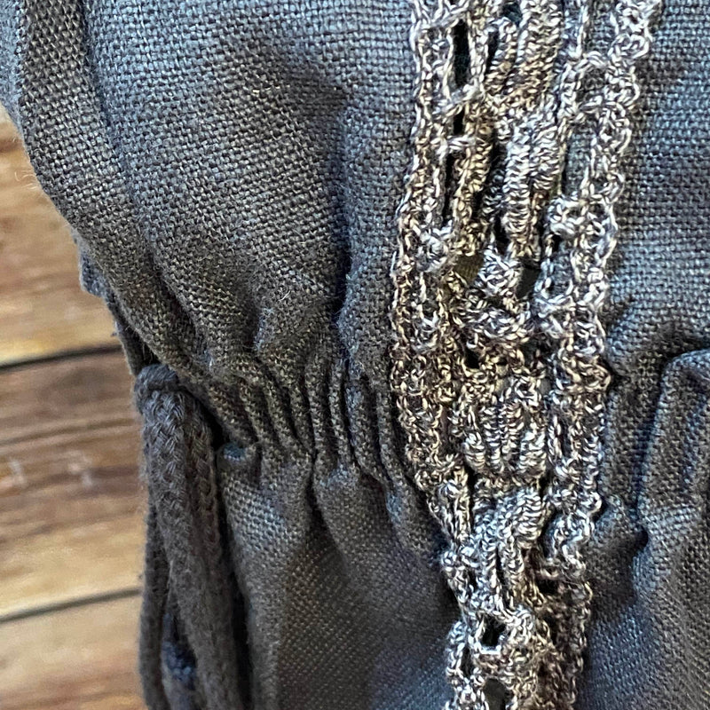 Graues Trachtenshirt mit Spitzendetails, Größe 42