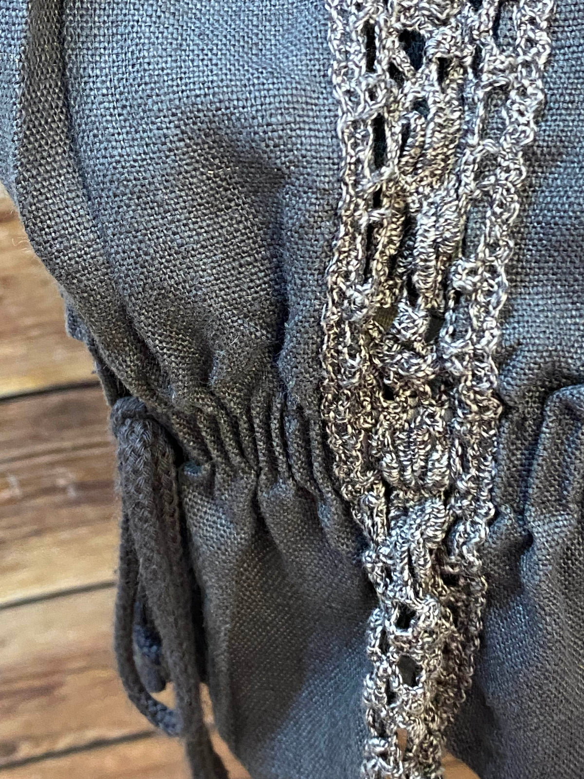 Graues Trachtenshirt mit Spitzendetails, Größe 42