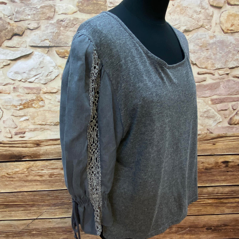 Graues Trachtenshirt mit Spitzendetails, Größe 42