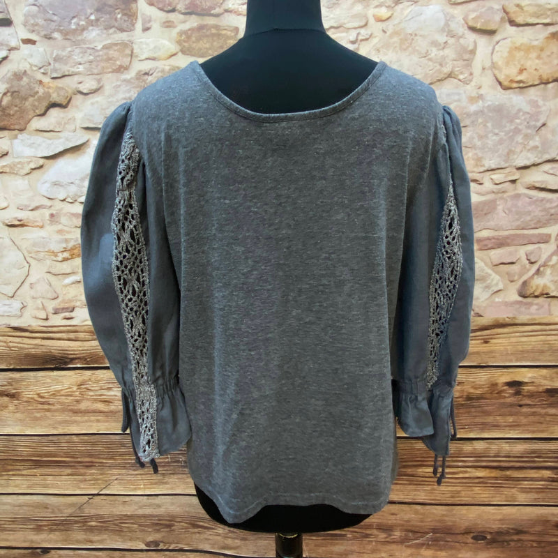 Graues Trachtenshirt mit Spitzendetails, Größe 42