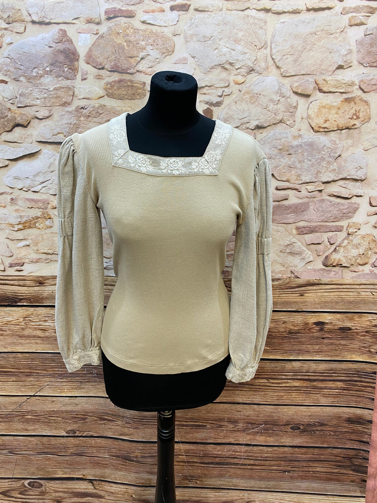 Elegantes Trachtenshirt in Cremebeige - Größe 38