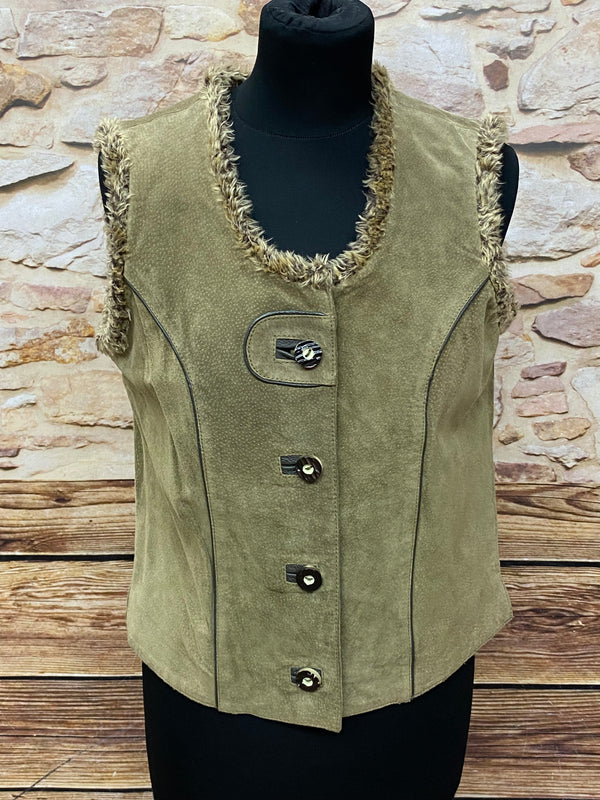 Damen Trachtenweste Größe 36 aus 100 % Leder, hellbraun/oliv, mit Fellimitatbesatz und Knöpfen im Landhausstil, vintage, guter Zustand.