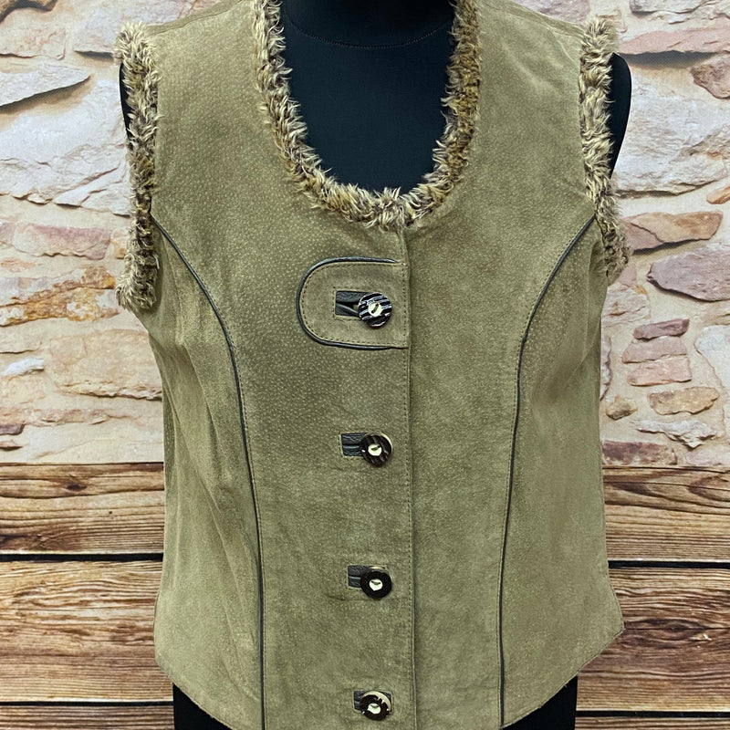 Damen Trachtenweste Größe 36 aus 100 % Leder, hellbraun/oliv, mit Fellimitatbesatz und Knöpfen im Landhausstil, vintage, guter Zustand.