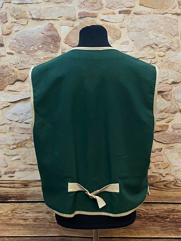 „Rücken der grünen Trachtenweste mit Bindegurt – Leinen-Baumwoll-Mix, Größe 56