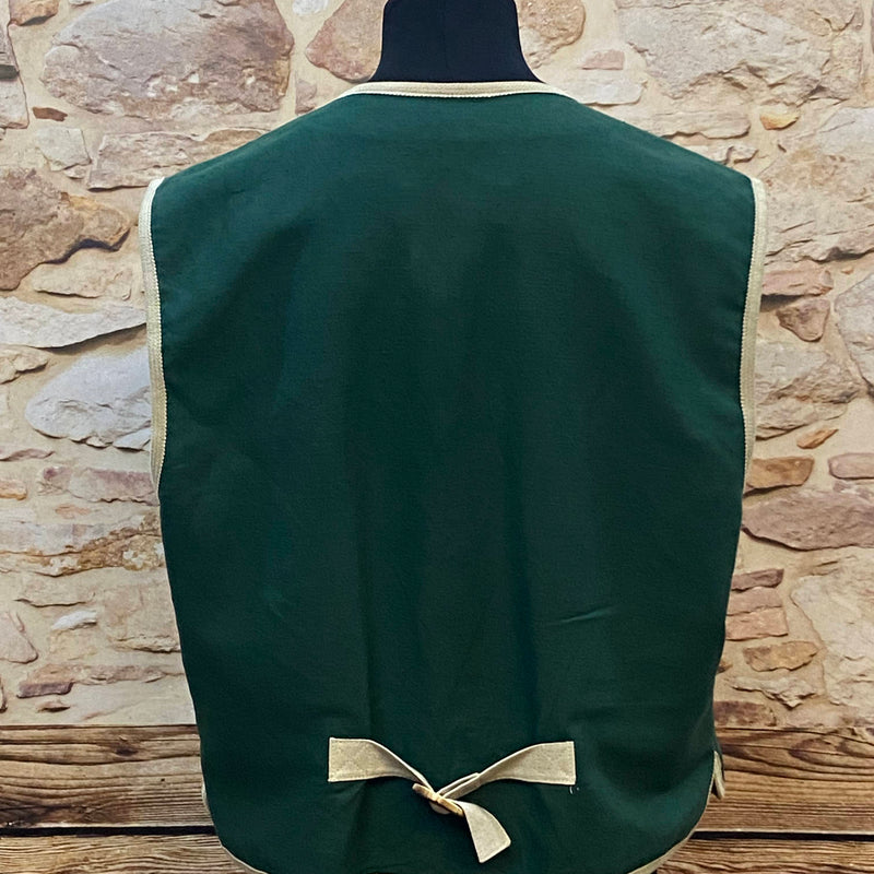 „Rücken der grünen Trachtenweste mit Bindegurt – Leinen-Baumwoll-Mix, Größe 56