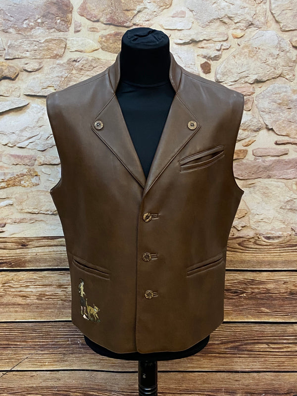 „Trachtenweste Herren braun Kunstleder Jagdmotiv Vorderansicht“