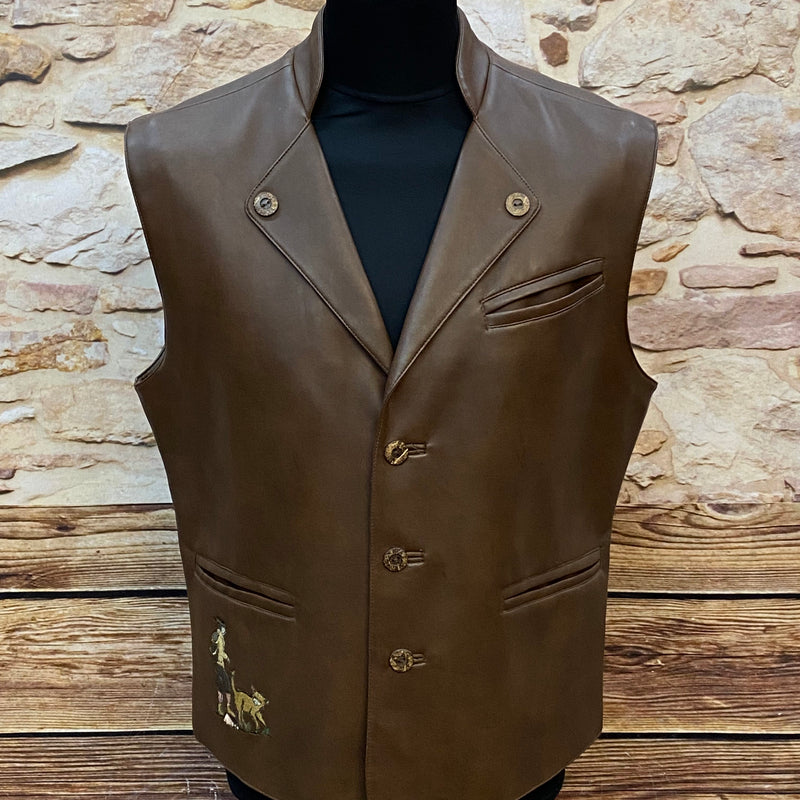 „Trachtenweste Herren braun Kunstleder Jagdmotiv Vorderansicht“