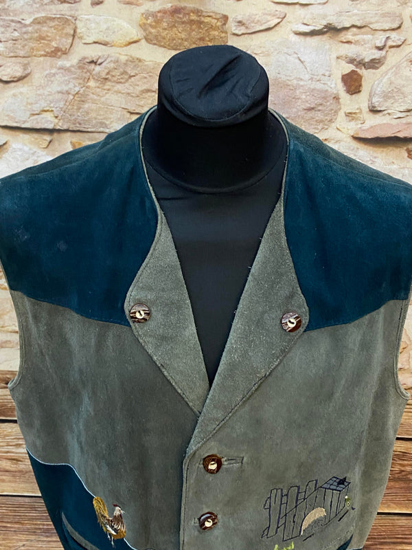 „Vintage Trachtenweste Herren Detail Stickerei traditionell grün blau“