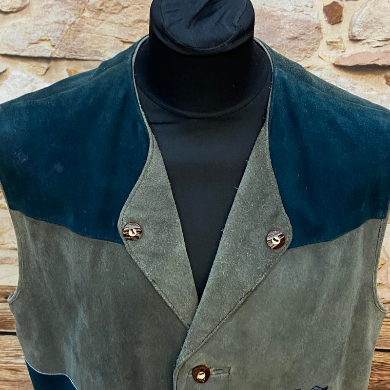 „Vintage Trachtenweste Herren Detail Stickerei traditionell grün blau“