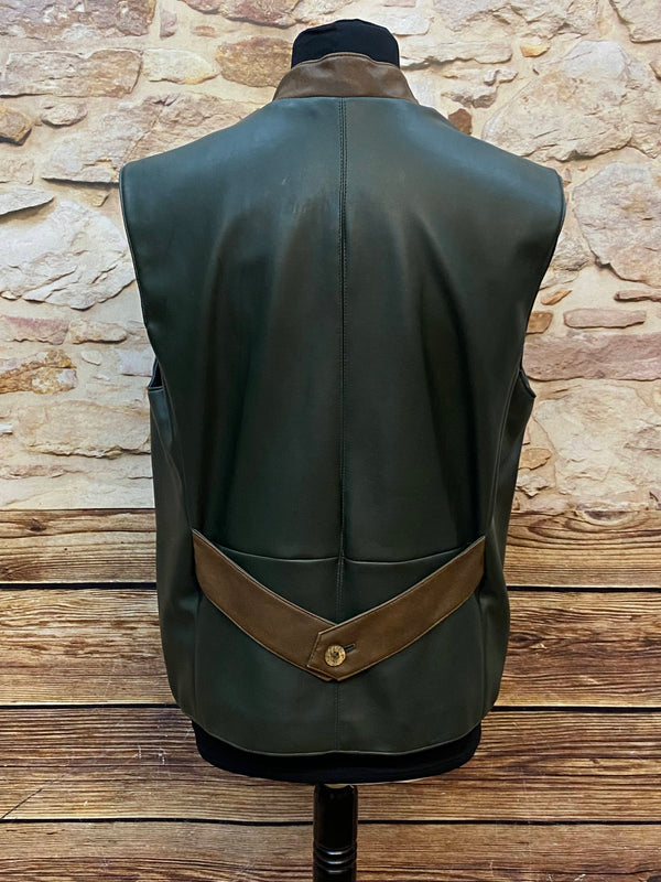 „Rückseite Trachtenweste Herren grün Lederoptik klassisch“