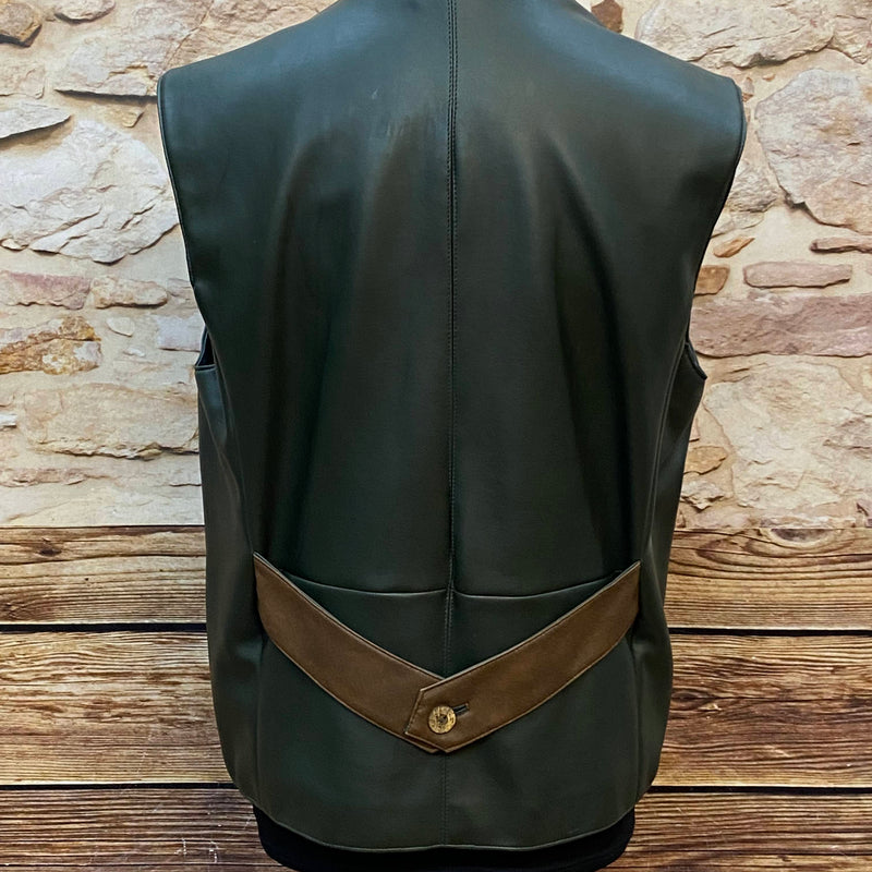 „Rückseite Trachtenweste Herren grün Lederoptik klassisch“