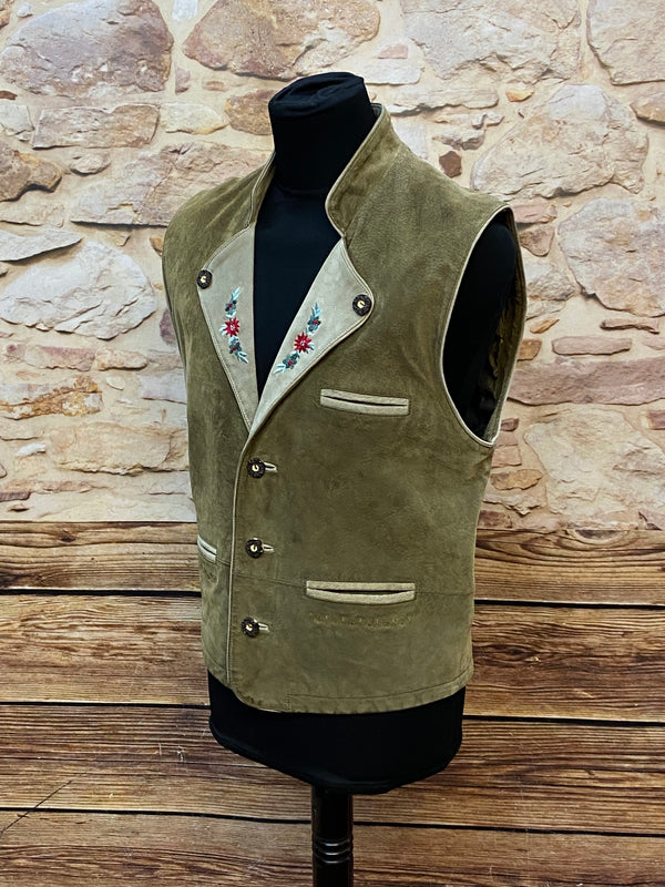 „Grüne Leder Trachtenweste Herren seitliche Ansicht mit Stickerei“