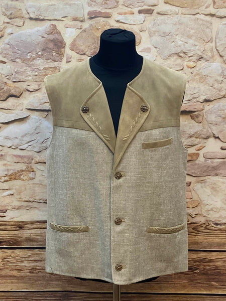 Herren-Trachtenweste in Beige, Größe 52, Leinenmischgewebe mit Veloursleder-Besatz, Knopfleiste, Paspeltaschen; leichte Ausbleichung an der Schulter.