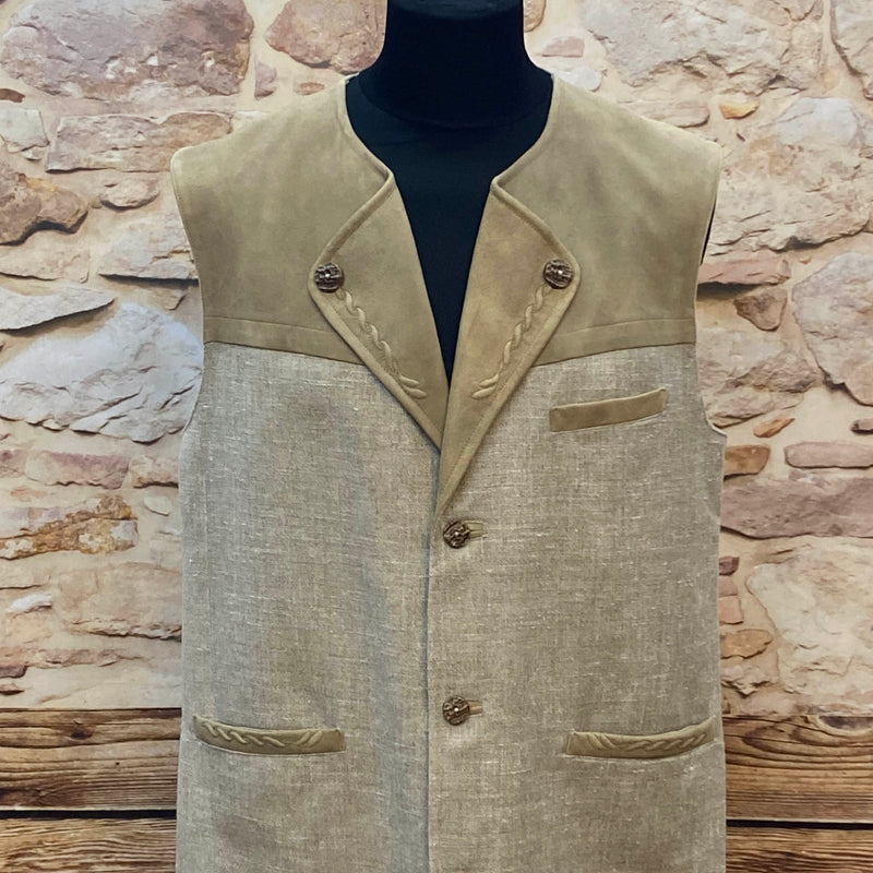 Herren-Trachtenweste in Beige, Größe 52, Leinenmischgewebe mit Veloursleder-Besatz, Knopfleiste, Paspeltaschen; leichte Ausbleichung an der Schulter.