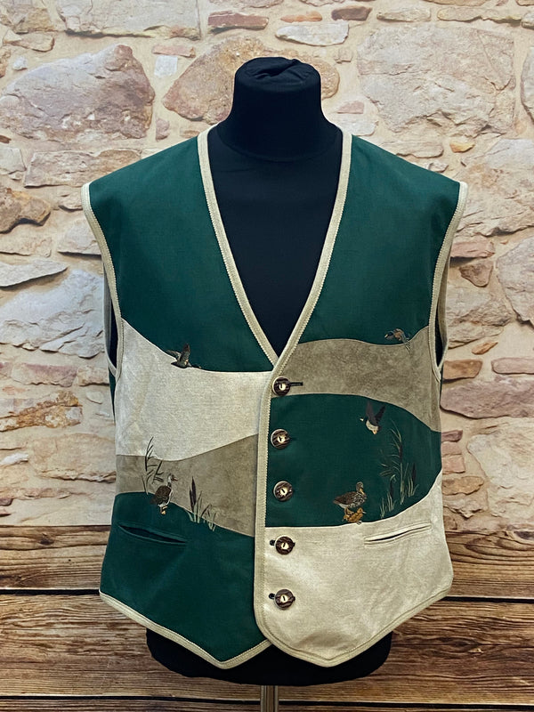 Herren-Trachtenweste grün/beige aus Leinenmix mit Enten-Stickerei – Vorderansicht, Größe 56.