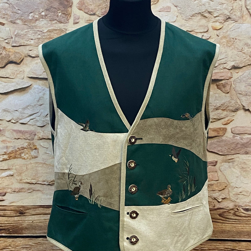 Herren-Trachtenweste grün/beige aus Leinenmix mit Enten-Stickerei – Vorderansicht, Größe 56.