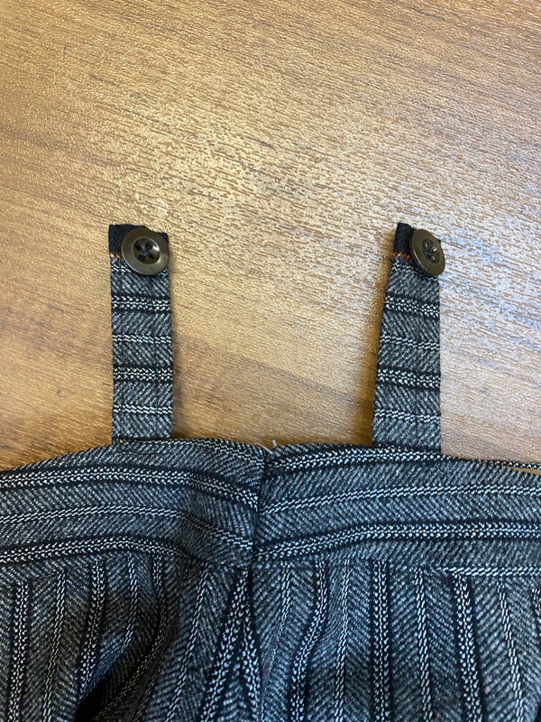 True Vintage Stresemannhose Größe 56 in Grau-Schwarz mit Nadelstreifen, handgefertigt aus Schurwolle, Herrenmode 20er Jahre.