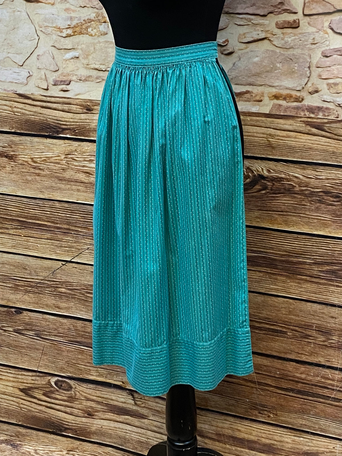 Tablier Dirndl longueur moyenne turquoise vintage d'occasion, 71 cm 