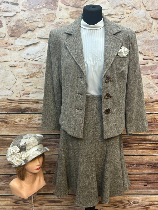 Kostüm in ca.Größe 40 mit Tweed-Jacke, einen passenden Rock, eine Vintage-Bluse, Vintage-Handschuhe und einen handgefertigten Hut