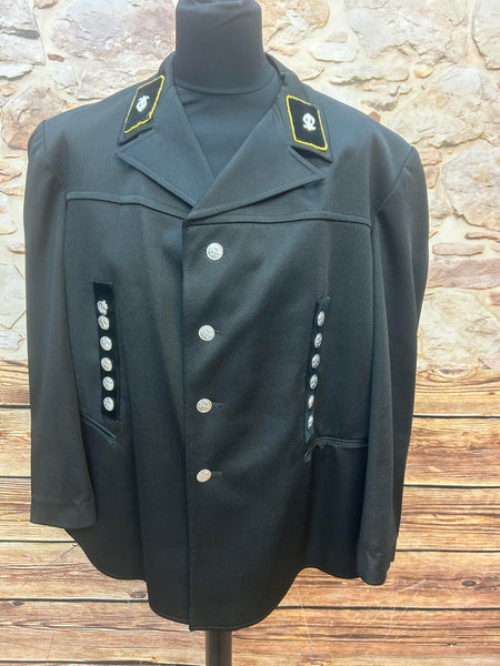 Schwarze Vintage-Uniformjacke Handwerk mit silbernen Knöpfen – Vorderansicht