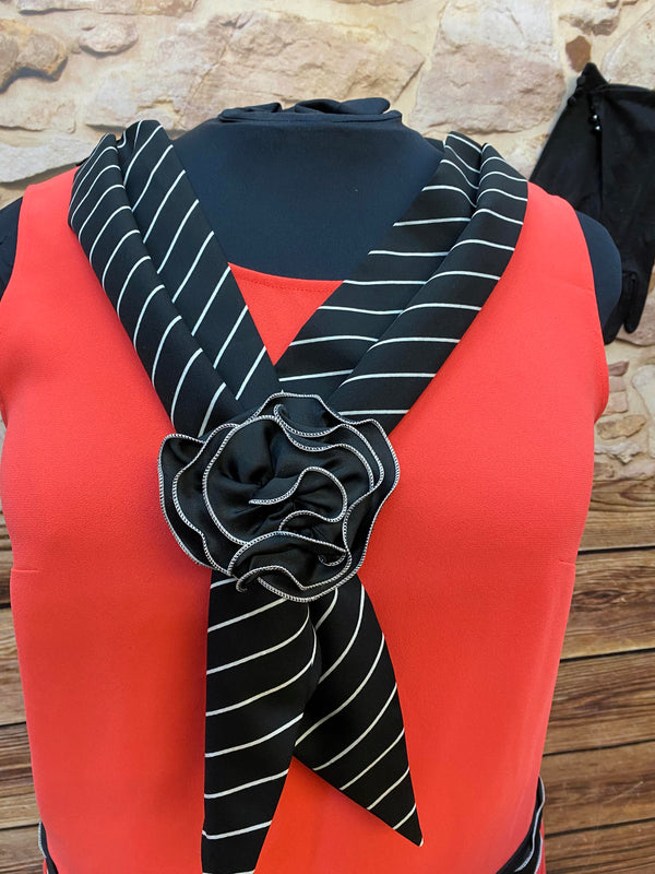 20er Jahre Damen Outfit Gr. 46 – rotes Tageskleid / Tea Dress mit Hut & Handschuhen, Ansicht 3