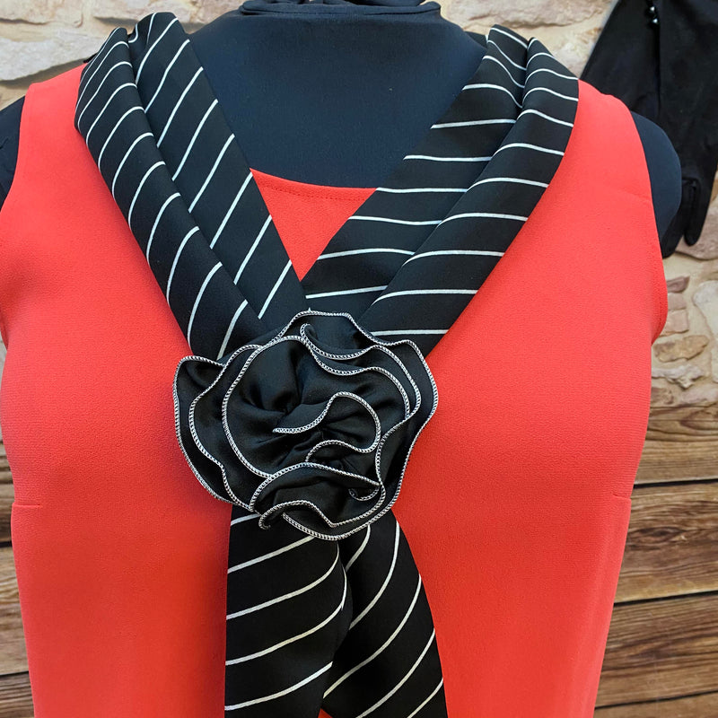 20er Jahre Damen Outfit Gr. 46 – rotes Tageskleid / Tea Dress mit Hut & Handschuhen, Ansicht 3