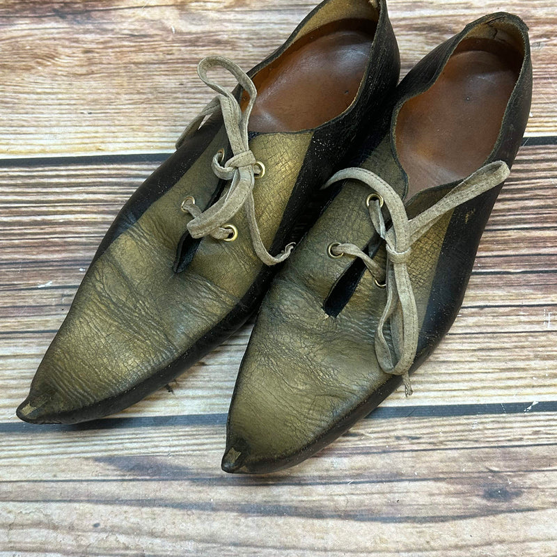 „Handgefertigte Unikat Schnabelschuhe in Schwarz-Gold Lederoptik, Größe 40“
