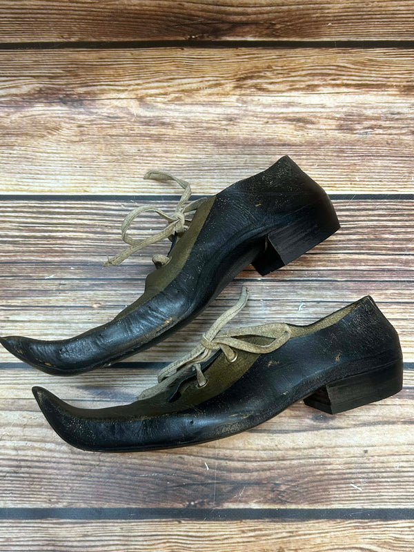 „Seltene Reenactment Schnabelschuhe mit gebogener Spitze und Lederband“