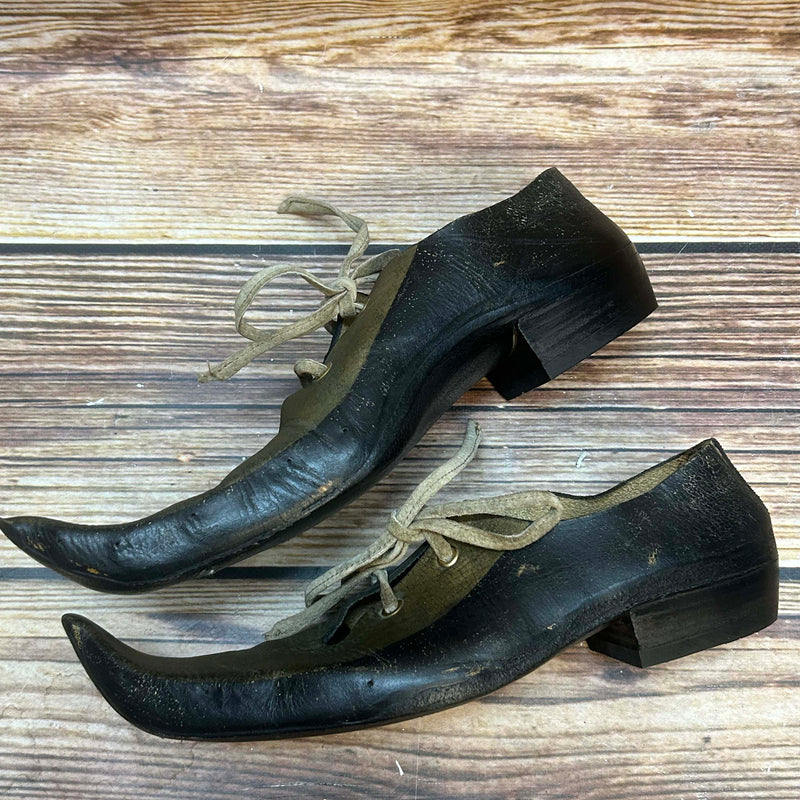 „Seltene Reenactment Schnabelschuhe mit gebogener Spitze und Lederband“