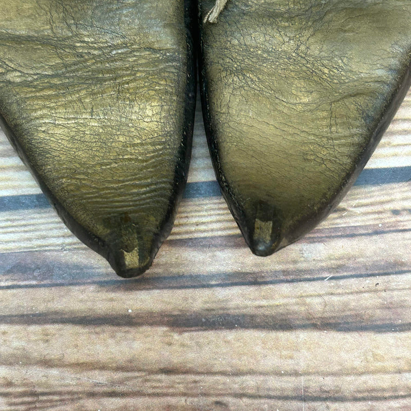 „Detailaufnahme der spitzen Schuhfront bei Unikat Schnabelschuhen in Goldoptik“