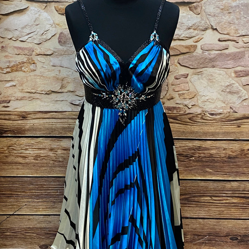 Plissiertes Abendkleid Unique in XS mit blau-schwarz-cremefarbenem Streifenmuster und Strass‐Applikationen, leicht verfärbt unter den Achseln.