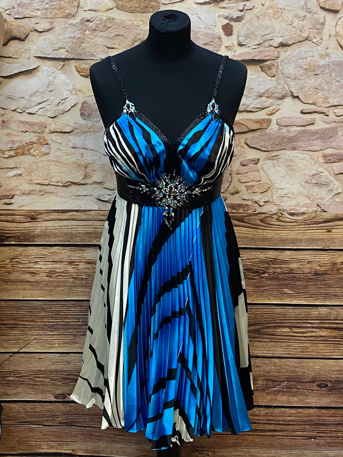 Plissiertes Abendkleid Unique in XS mit blau-schwarz-cremefarbenem Streifenmuster und Strass‐Applikationen, leicht verfärbt unter den Achseln.