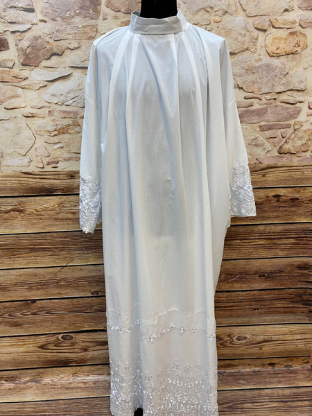 „Weißes Unterkleid mit Spitze für Nikolaus- oder Bischofskostüm in Größe XL“