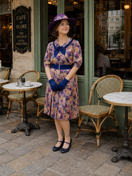 „Vintage 1970er Jahre Kleid Größe 42 mit floralem Muster, Hut, Gürtel und blauen Handschuhen“