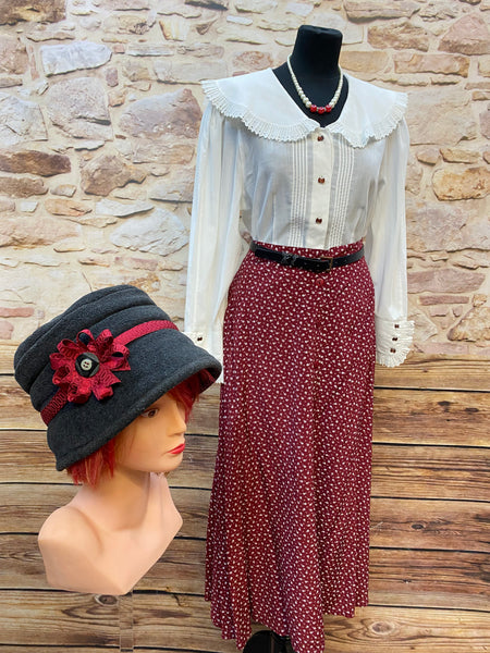 „20er Jahre Damen Outfit Größe 40 mit weißer Bluse, rotem Rock, schwarzem Hut und Perlenkette für Oldtimer Mode Damen“