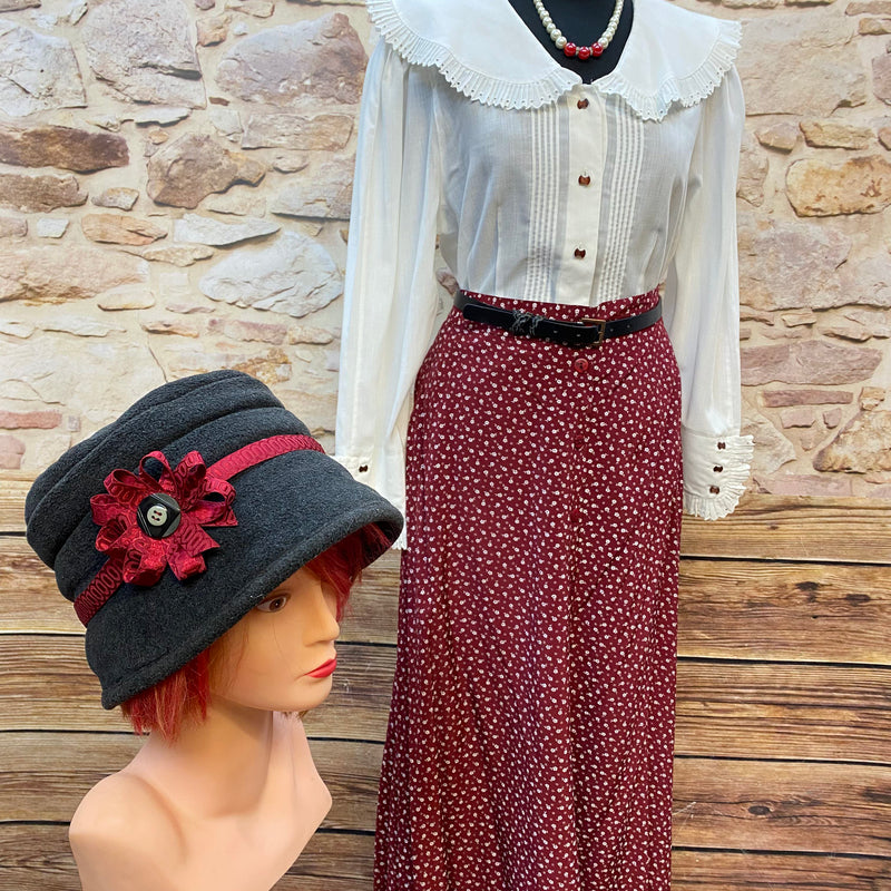 „20er Jahre Damen Outfit Größe 40 mit weißer Bluse, rotem Rock, schwarzem Hut und Perlenkette für Oldtimer Mode Damen“