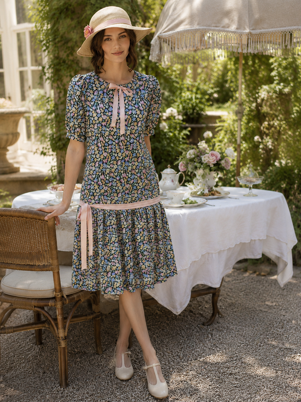Florales Vintage Tageskleid in Größe 44 mit roséfarbener Schleife und passendem Strohhut mit Blütendetail