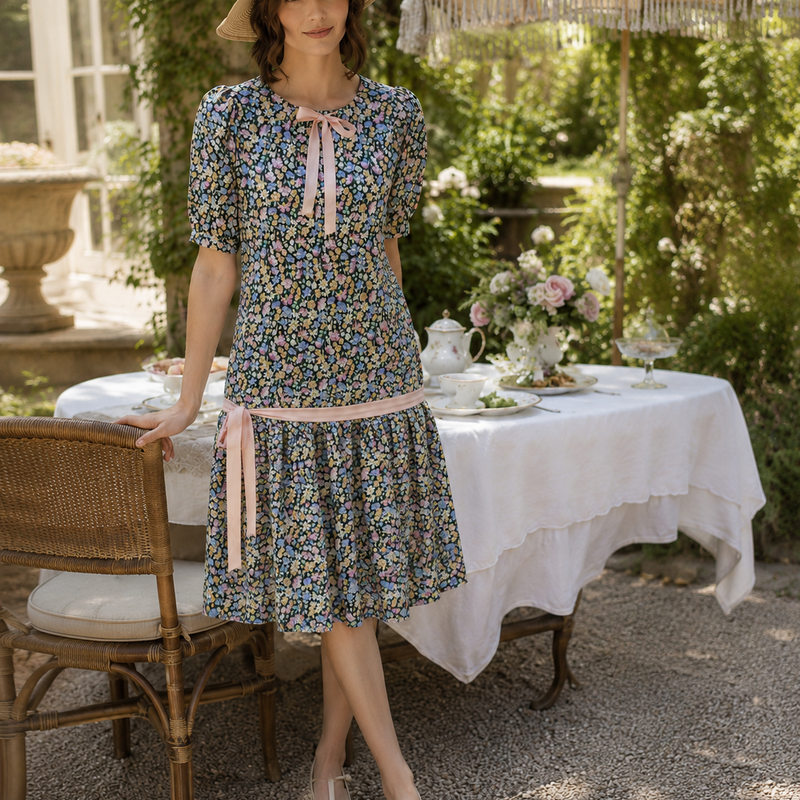Florales Vintage Tageskleid in Größe 44 mit roséfarbener Schleife und passendem Strohhut mit Blütendetail