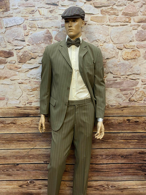 Vintage 20er Jahre Herren Outfit Gr. 50 mit olivfarbenem Nadelstreifenanzug, cremefarbenem Hemd, Fliege und karierter Schiebermütze