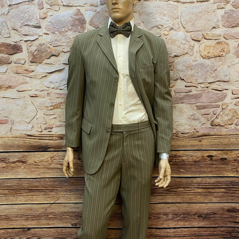 Vintage 20er Jahre Herren Outfit Gr. 50 mit olivfarbenem Nadelstreifenanzug, cremefarbenem Hemd, Fliege und karierter Schiebermütze