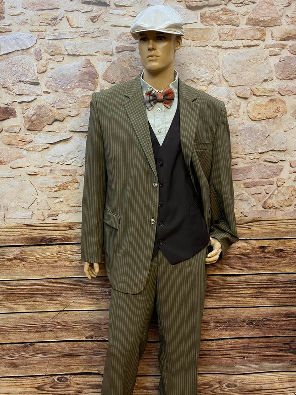 Vintage 20er Jahre Herren Outfit Gr. 64 mit olivbraunem Nadelstreifenanzug, schwarzer Weste, Hemd, Fliege und heller Schiebermütze