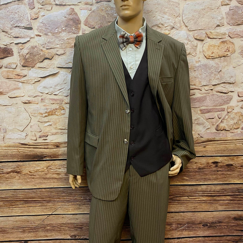 Vintage 20er Jahre Herren Outfit Gr. 64 mit olivbraunem Nadelstreifenanzug, schwarzer Weste, Hemd, Fliege und heller Schiebermütze