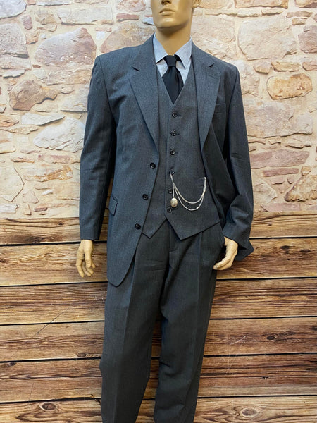 „Vintage 20er Jahre Herren Outfit in Grau im Peaky Blinders Stil mit Schiebermütze und Weste“