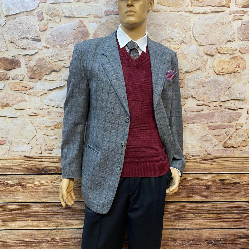 Vintage 20er-Jahre Outfit grau mit Karo-Sakko und Bundfaltenhose an Schaufensterpuppe