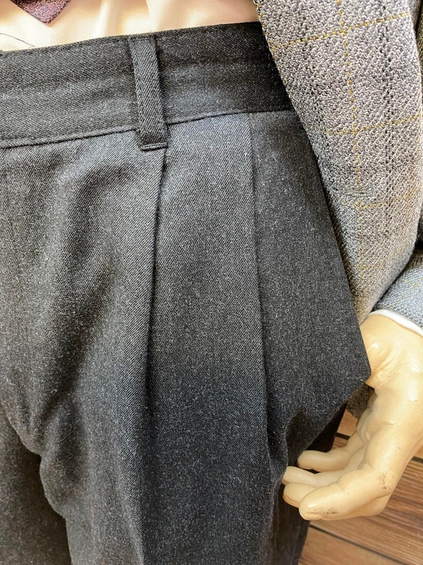 Nahaufnahme graue Bundfaltenhose im Vintage 20er-Jahre Stil