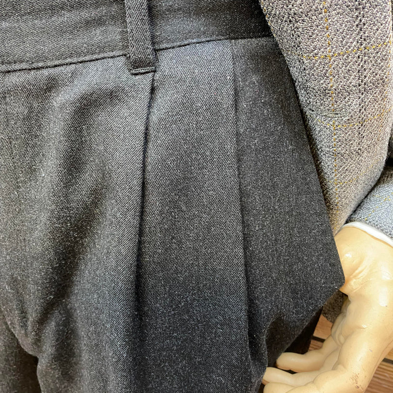 Nahaufnahme graue Bundfaltenhose im Vintage 20er-Jahre Stil