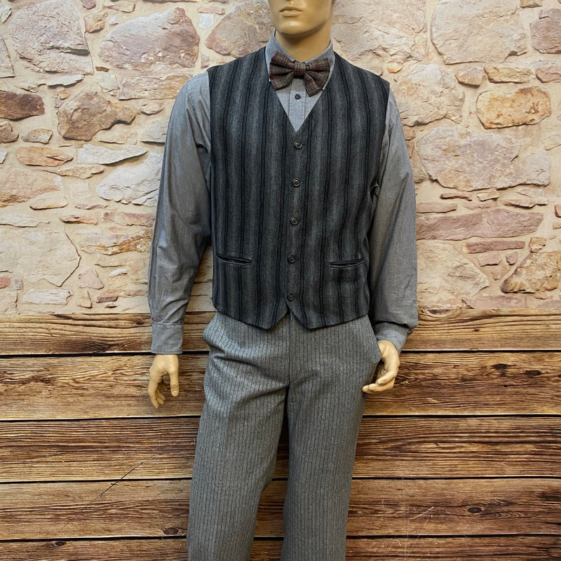 Vintage 20er Jahre Outfit grau – Weste, Hemd, Fliege, Schiebermütze und Nadelstreifenhose – Frontansicht